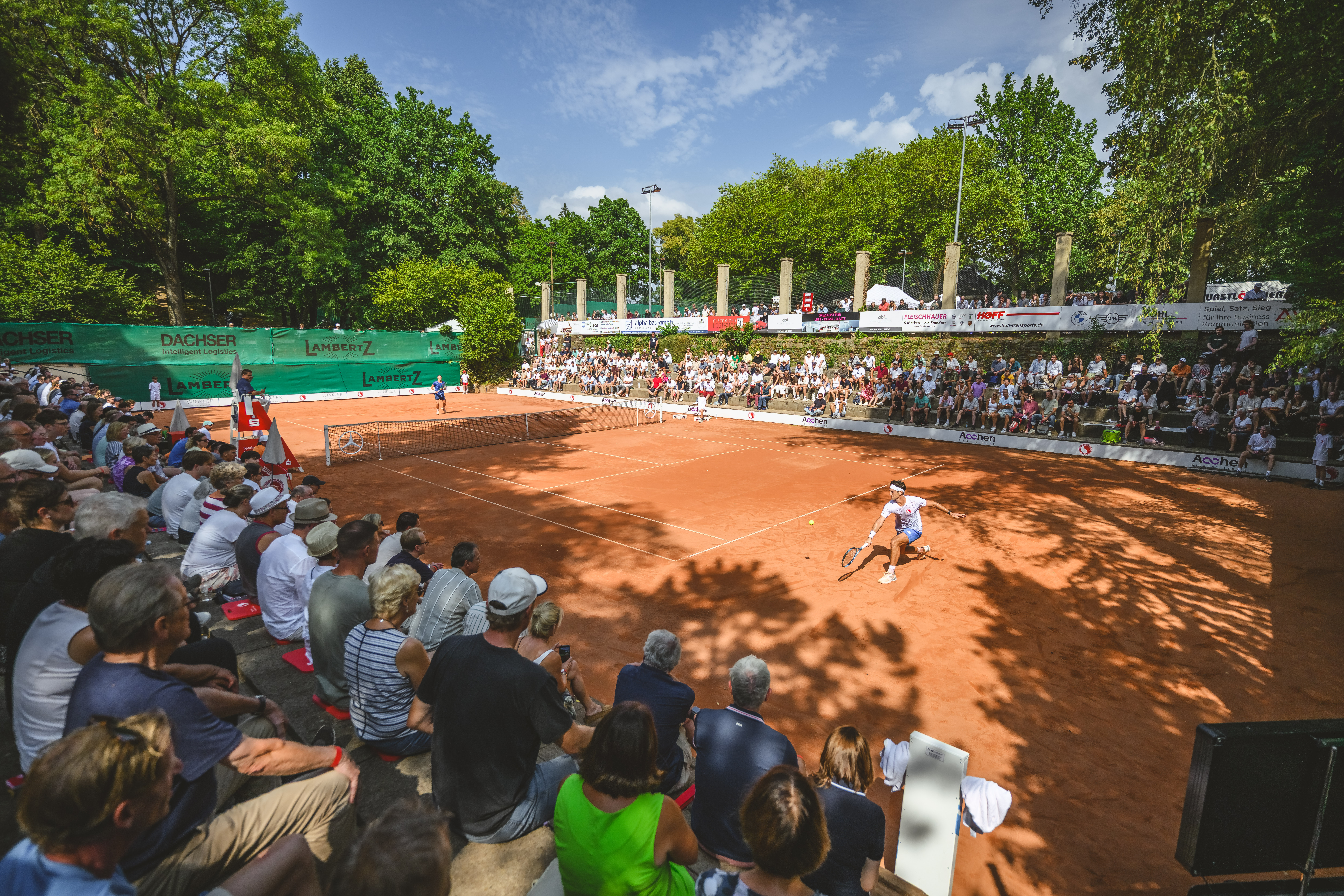 Volle Zuschauer-Tribüne im Kurpark