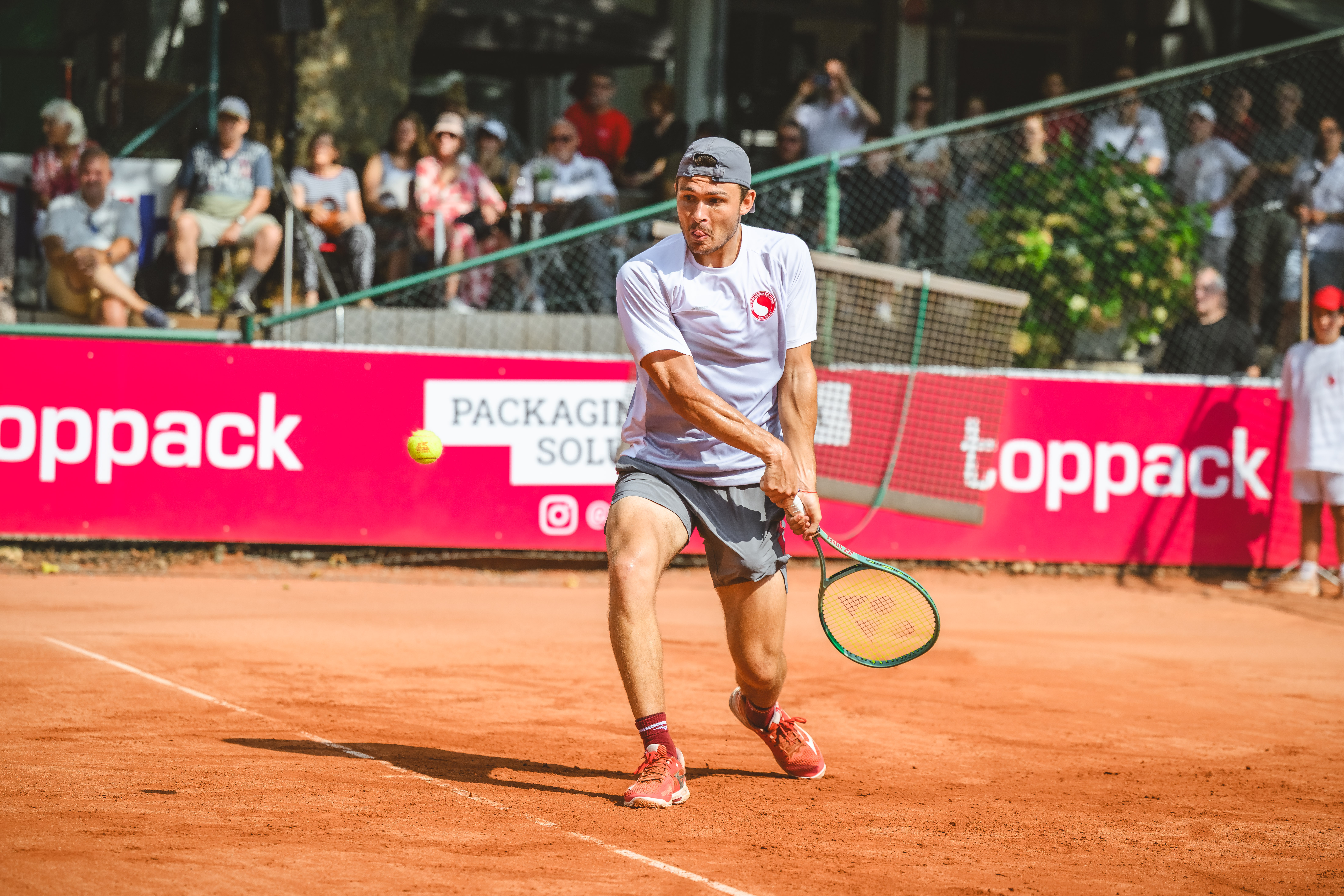 Alt-Text
Alex Barrena für Kurhaus Aachen im Einzel gegen den TC Bredeney