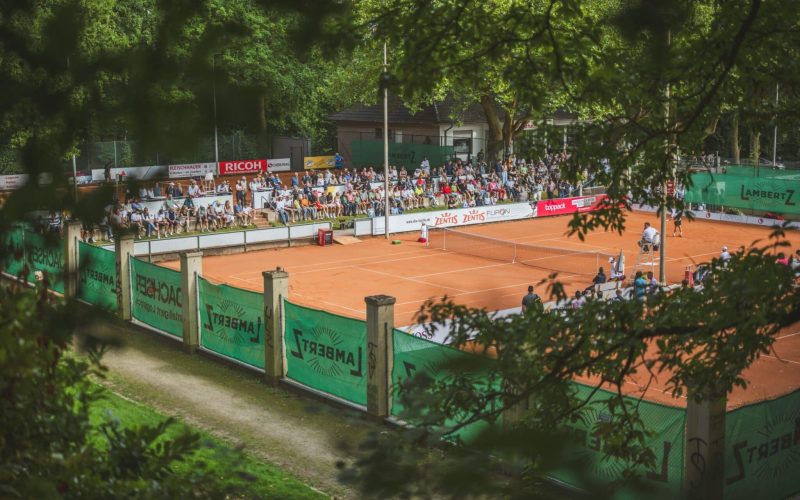 Tennis-Bundesliga-Spiel im Kurpark beim TK Kurhaus Lambertz Aachen mit Sandplatz, Spielern und Zuschauern